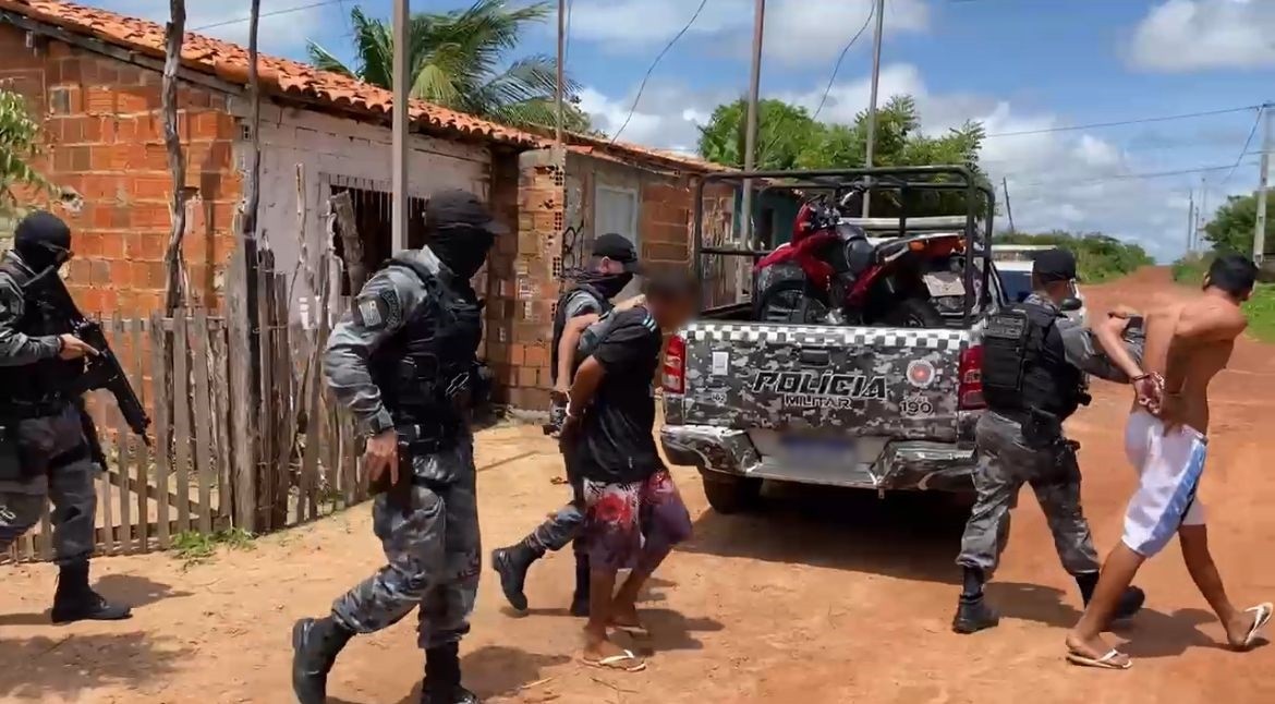 Suspeitos de integrar facção criminosa são presos em casa que abrigava 'tribunal do crime' em Parnaíba