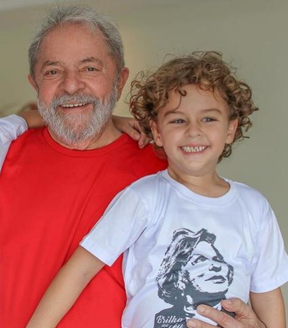 Lula e o neto Arthur — Foto: Reprodução/Facebook