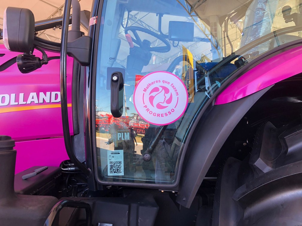 Trator pink é vendido na segunda maior feira de agronegócios do Brasil  — Foto: João Souza/g1 BA