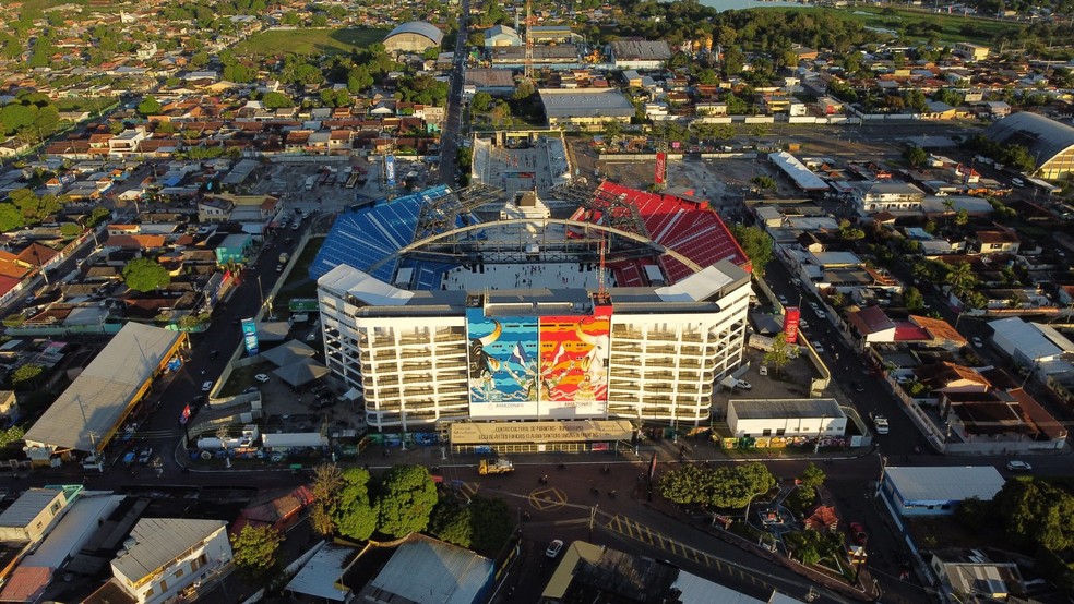 Bumbódromo de Parintins, uma arena de espetáculo em formato de boi dividida em azul e vermelho, que ficou pequena diante da grandiosidade do evento. . — Foto: Sejusc