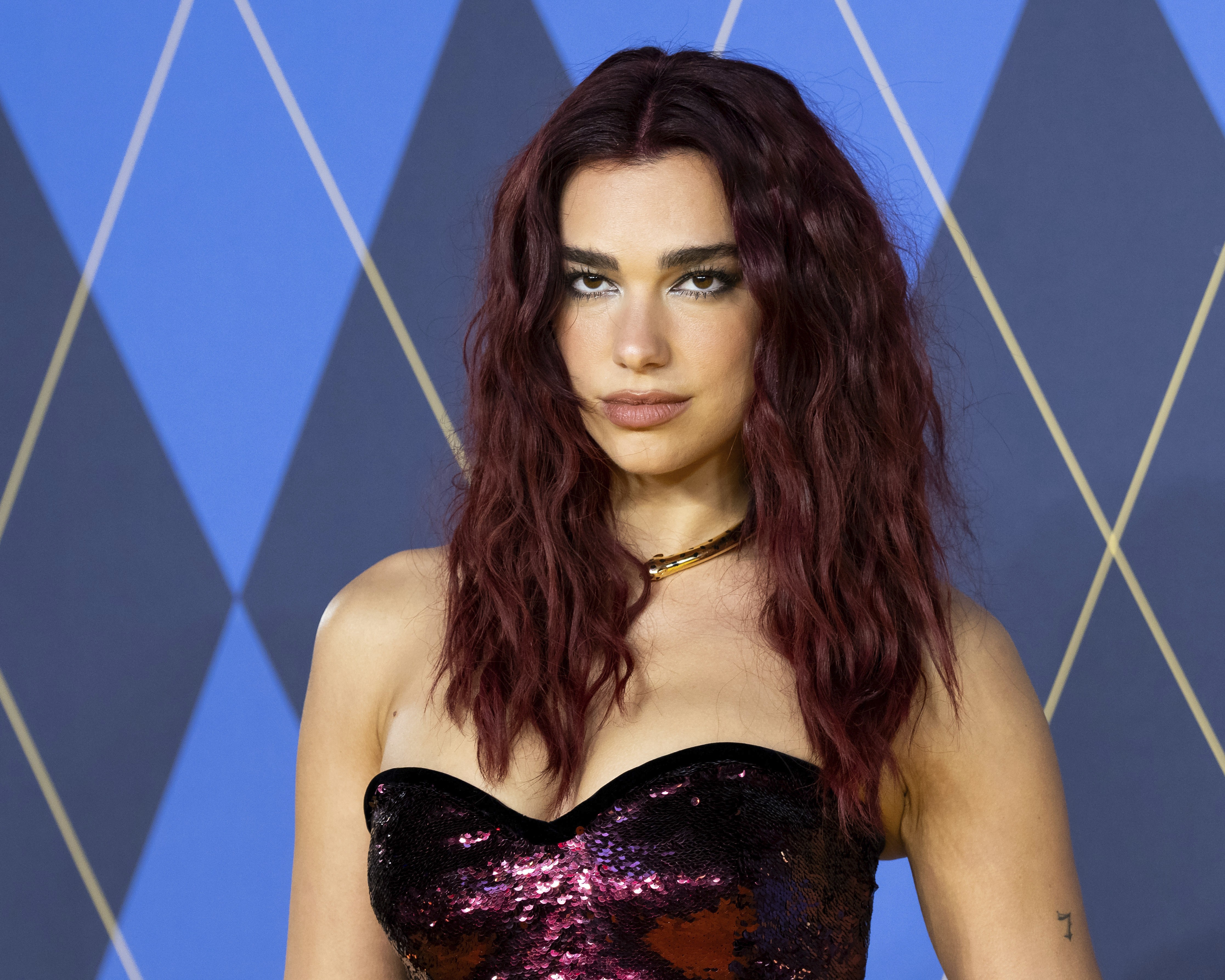 Dua Lipa, Coldplay e outros artistas exigem limite de preço para revenda de ingressos