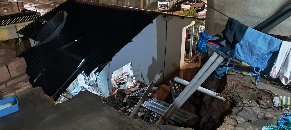Muro desaba com a força da chuva em Alfenas e atinge cozinha de casa — Foto: Defesa Civil/Divulgação