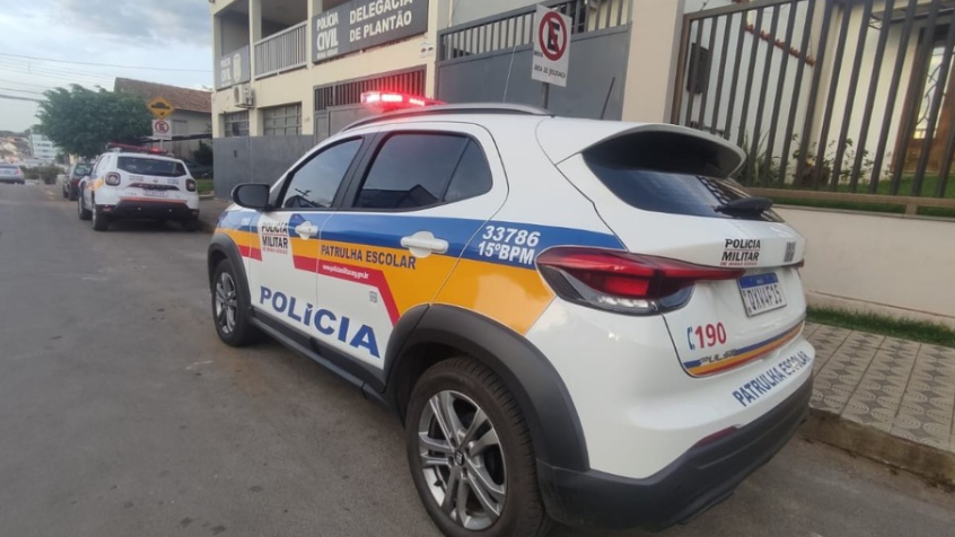 Mulher armada com faca pula muros para invadir casa de homem e ameaçá-lo em MG 