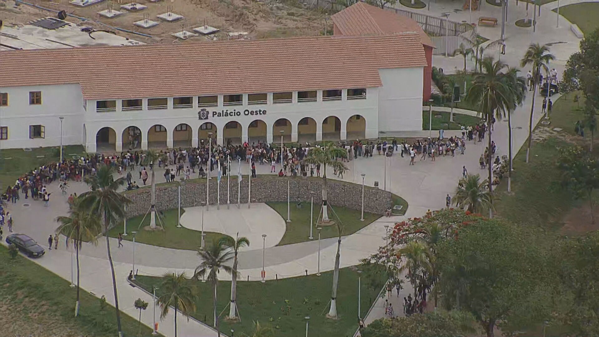Moradores formam longa fila para atividades na piscina do Parque Oeste; vagas se esgotaram ainda de noite