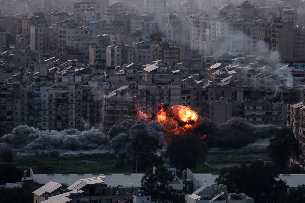 Explosão no subúrbio de Beirute, no Líbano, após ataque de Israel em 6 de março de 2026 — Foto: REUTERS/Khalil Ashawi