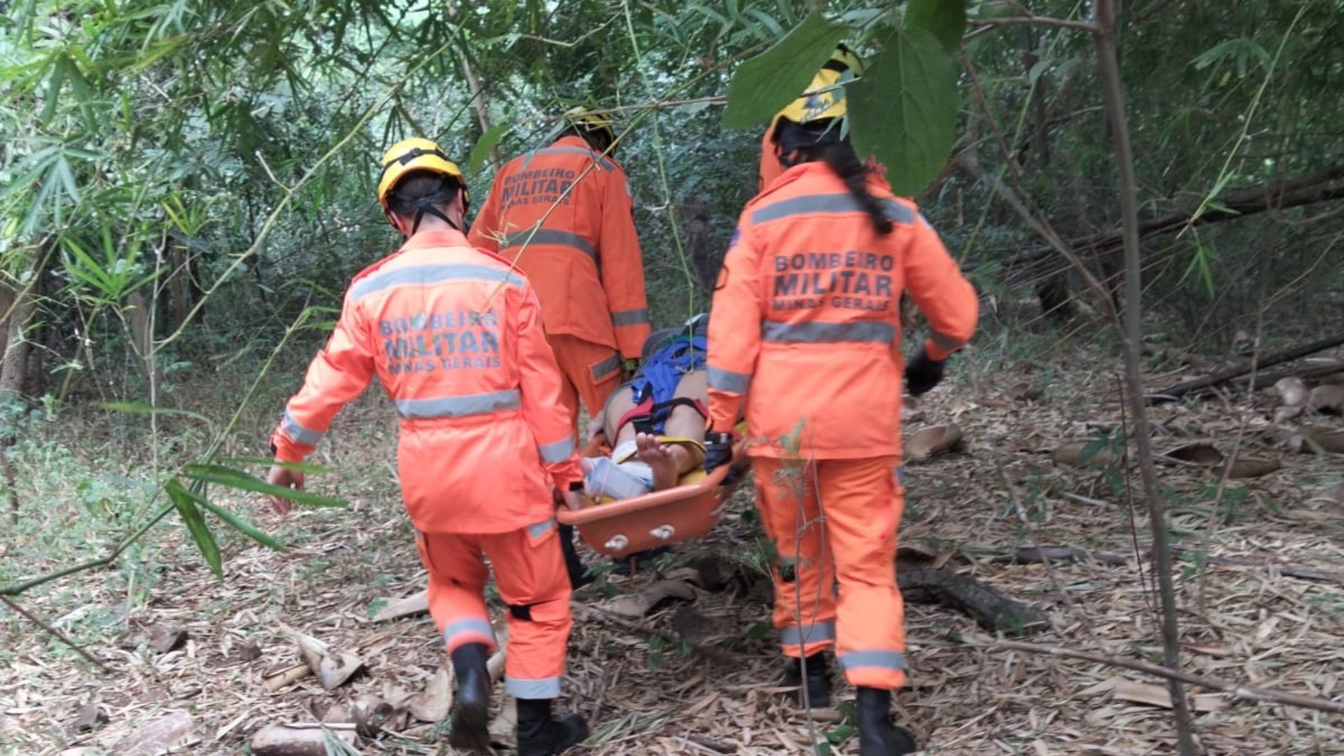 Mulher cai em ladeira ao pisar em pedra solta a caminho de pescaria com o marido no Rio Tijuco