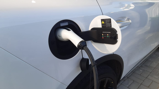 Carro elétrico pode ser carregado no poste? Especialistas alertam para os perigos dessa prática - Fazer um 'gato' no poste para carregar um carro elétrico ou híbrido plug-in pode danificar permanentemente o veículo, até causar um apagão em toda região próxima ao poste.