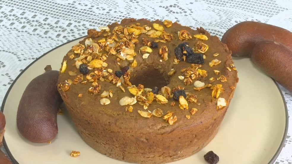Receita Nosso Campo: aprenda a fazer um bolo de jatobá sem glúten e sem lactose — Foto: TV TEM/Reprodução