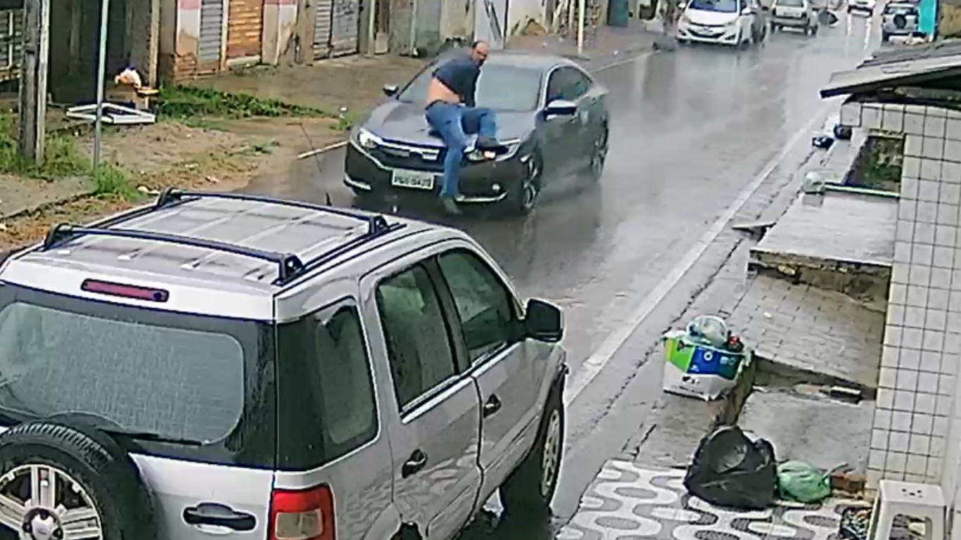 Advogada arrasta homem em capô do carro após desobedecer ordem judicial em Caruaru; VÍDEO