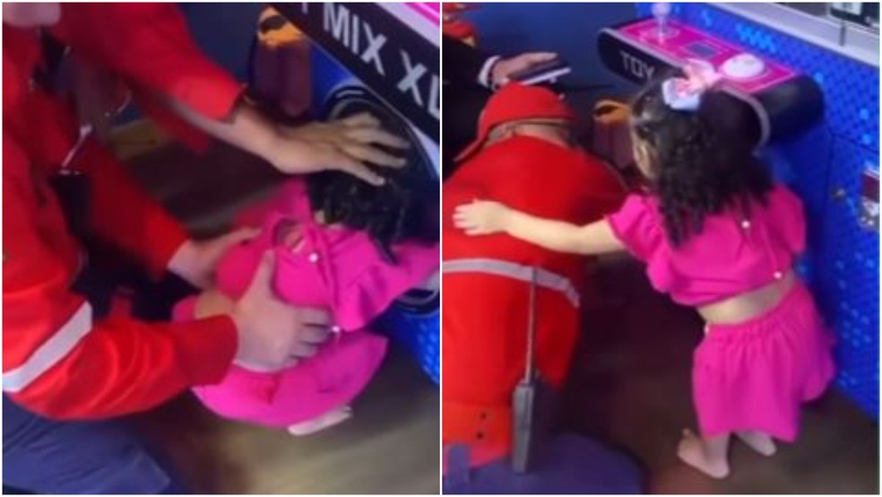 Menina conseguiu sair por abertura de máquina de pelúcias com a ajuda de socorristas. — Foto: Reprodução