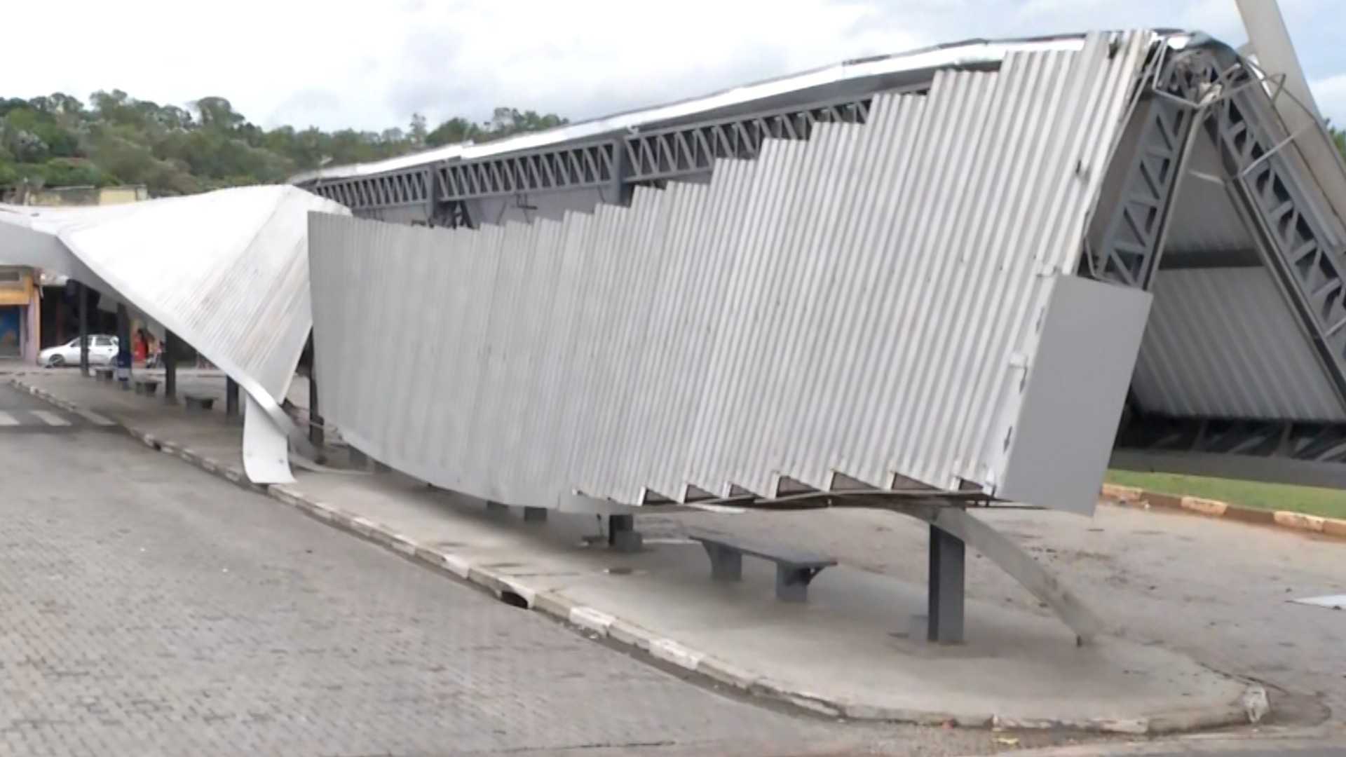 Ventos acima de 100km/h danificam cobertura de terminal de ônibus em Arujá