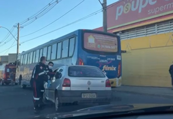 Casal de idosos e passageira de ônibus ficam feridos após acidente em Amparo