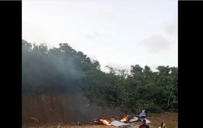 Avião de pequeno porte cai e pega fogo próximo a pista de pouso em Paço do Lumiar; cinco pessoas ficam feridas