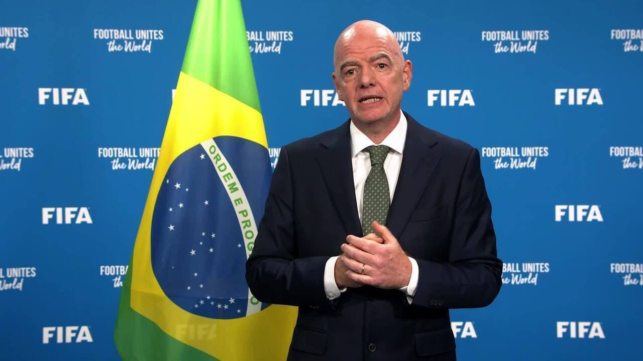 As regalias e a influência do presidente da Fifa, o homem mais poderoso