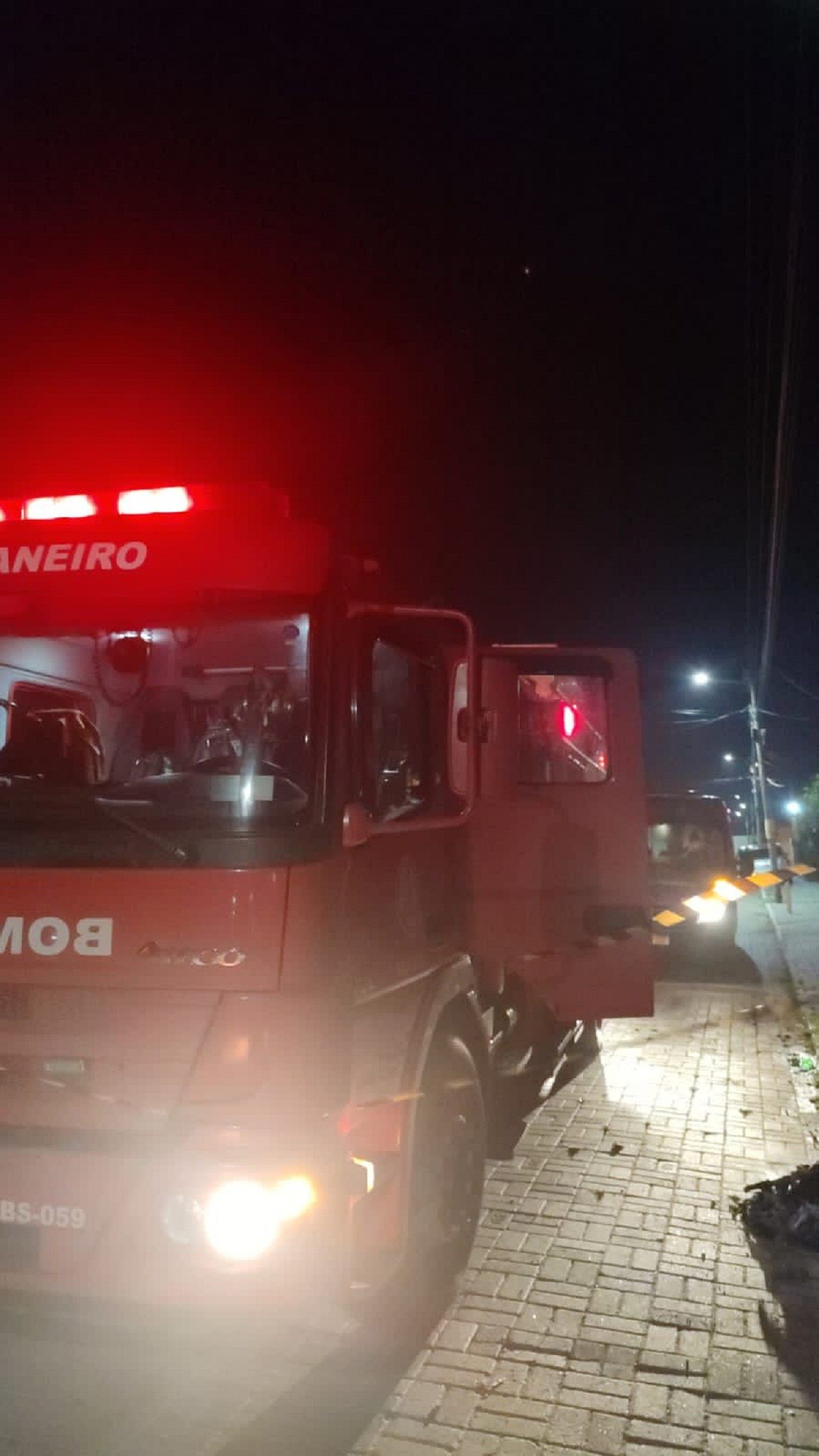 Rojão explode dentro de casa em Atafona e provoca incêndio em residência