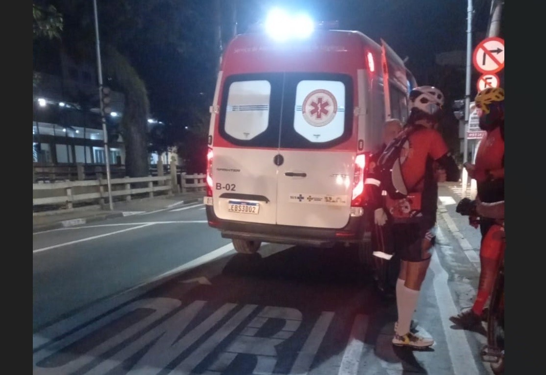 Motorista de carro atropela ciclistas em avenida de Campinas e foge sem prestar socorro