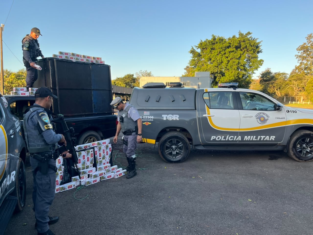 Motorista foge a pé por mata e deixa carro com 70 mil maços de cigarros contrabandeados e drone em Assis
