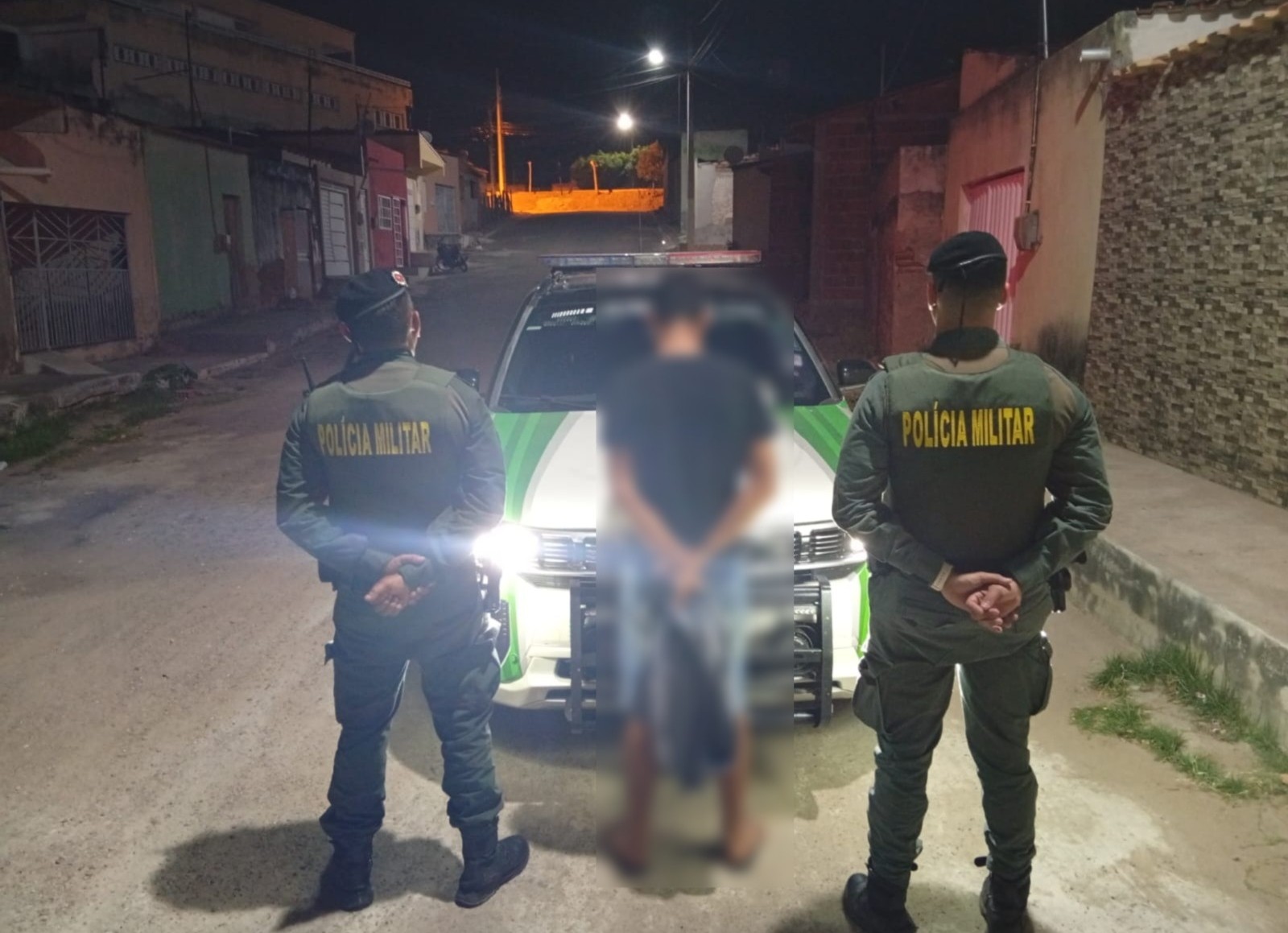 Casal é preso por pichar sigla de facção criminosa em placas de trânsito no interior do Ceará