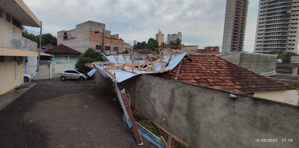 Telha se desprendeu do prédio e atingiu três casas na Vila Guaíra, em Presidente Prudente (SP) — Foto: Pedro Lopes Lima