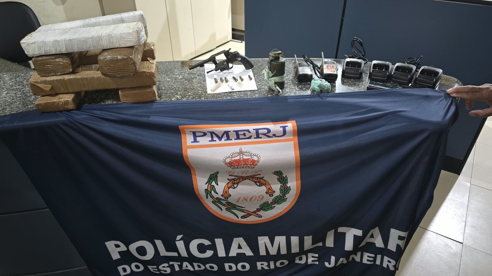 PM encontra granada, armas e drogas escondidas em plantação de café em Varre-Sai