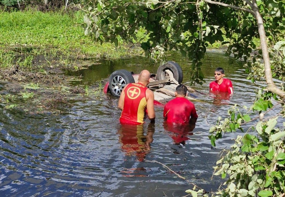 Homem morre após veículo capotar e ficar submerso em manancial às margens de rodovia na PB