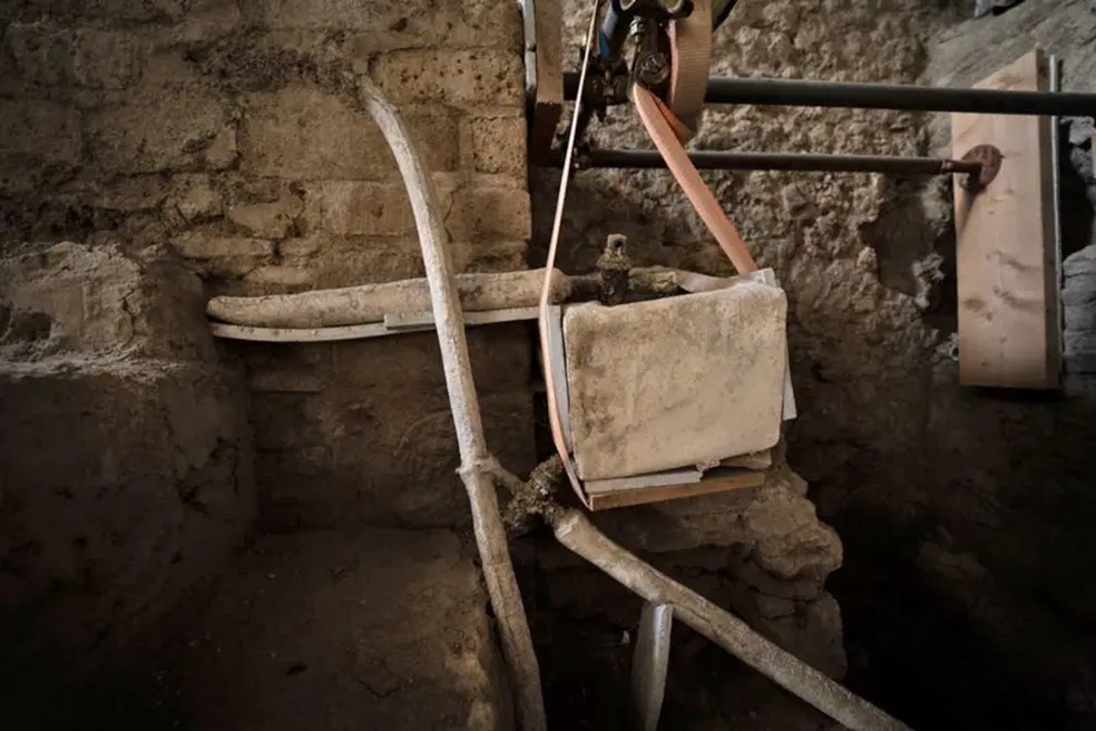 Tubulações e torneiras na sala da caldeira da residência. — Foto: TONY JOLLIFFE/BBC