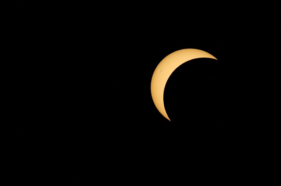 A Lua cobre parcialmente o Sol durante um eclipse solar, visto de Paris, França, em 12 de agosto de 2026 — Foto: Sarah Meyssonnier/Reuters