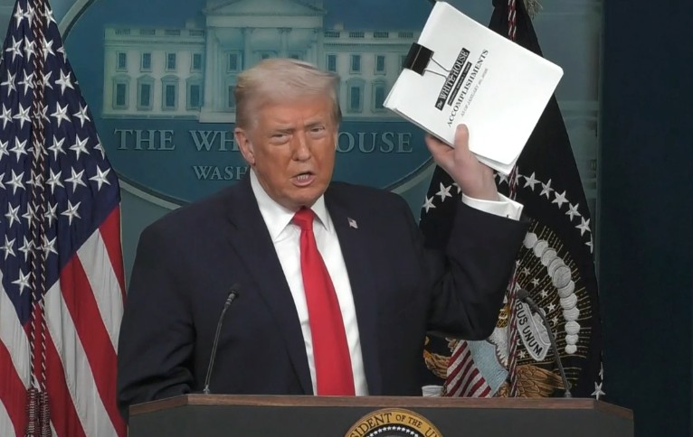 Em balanço do mandato, Trump exibe fotos de imigrantes presos e chama manifestantes anti-ICE de 'agitadores profissionais'