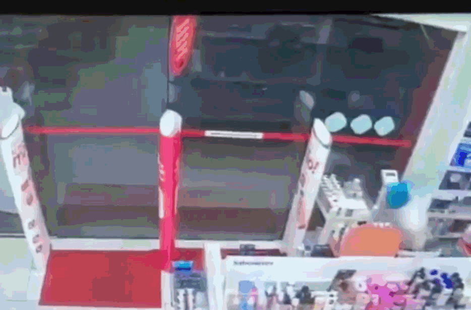 Câmera de segurança flagra troca de tiros entre PM e dupla que tentava roubar canetas emagrecedoras em SP