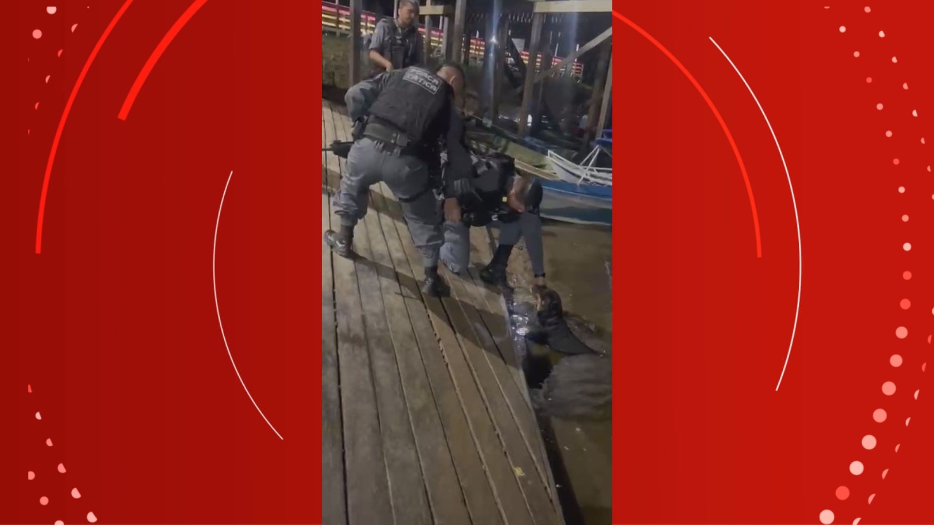 Cachorro é resgatado por PMs após cair em rio no Amapá; VÍDEO 