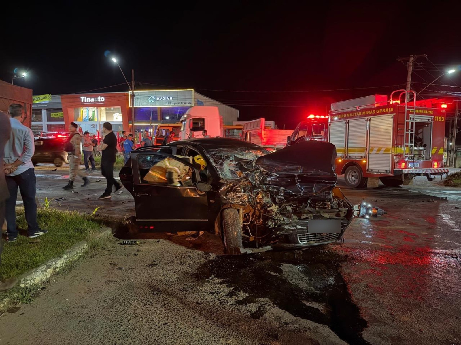 Acidente entre dois carros e carreta mata mulher e deixa feridos na BR-262 em Manhuaçu