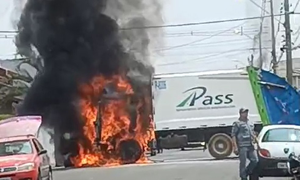 Caminhão de lixo pega fogo em Nova Odessa — Foto: Reprodução/EPTV/Redes Sociais
