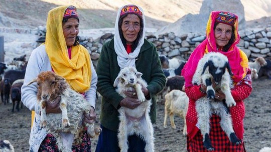 O vilarejo perdido onde as mulheres arriscam a vida nas montanhas