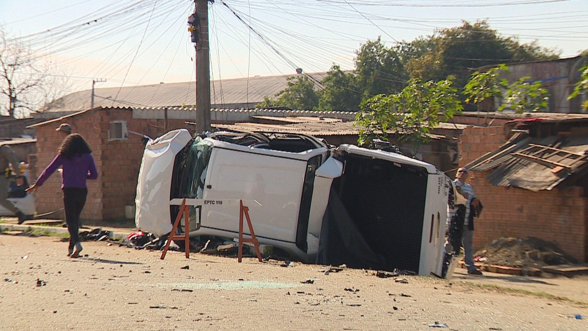 Carro por pouco não atinge casas após cair de caminhão-cegonha que tombou em ponte em Porto Alegre; veja fotos