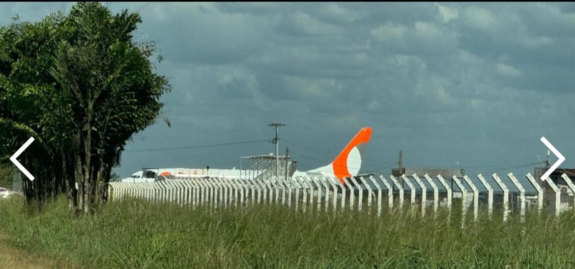 Avião da Gol ultrapassa pista de pouso e é rebocado por tratores em aeroporto de MT