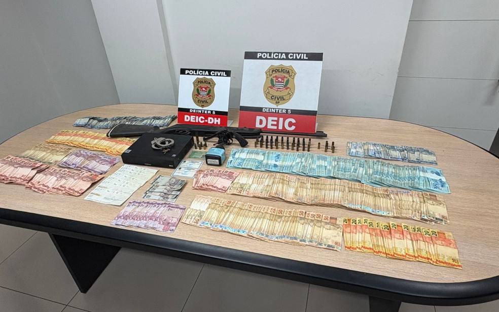 Pol&iacute;cia Civil apreende R$ 58 mil em esp&eacute;cie e armas em opera&ccedil;&atilde;o contra desarmamento em S&atilde;o Jos&eacute; do Rio Preto (SP) &mdash; Foto: DEIC/Divulga&ccedil;&atilde;o