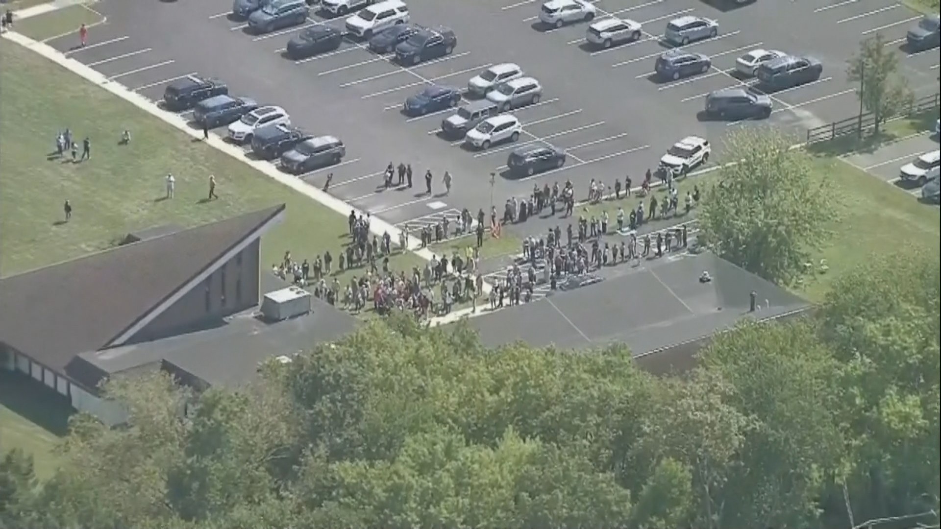 Polícia responde a disparo de arma em escola de ensino médio perto de Baltimore; briga deixa uma pessoa gravemente ferida