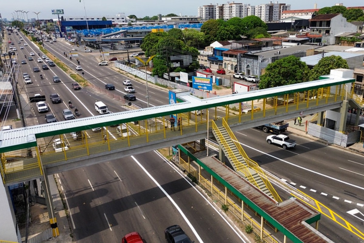 Após mais de dois anos, nova passarela na Avenida Torquato Tapajós é liberada para pedestres em Manaus
