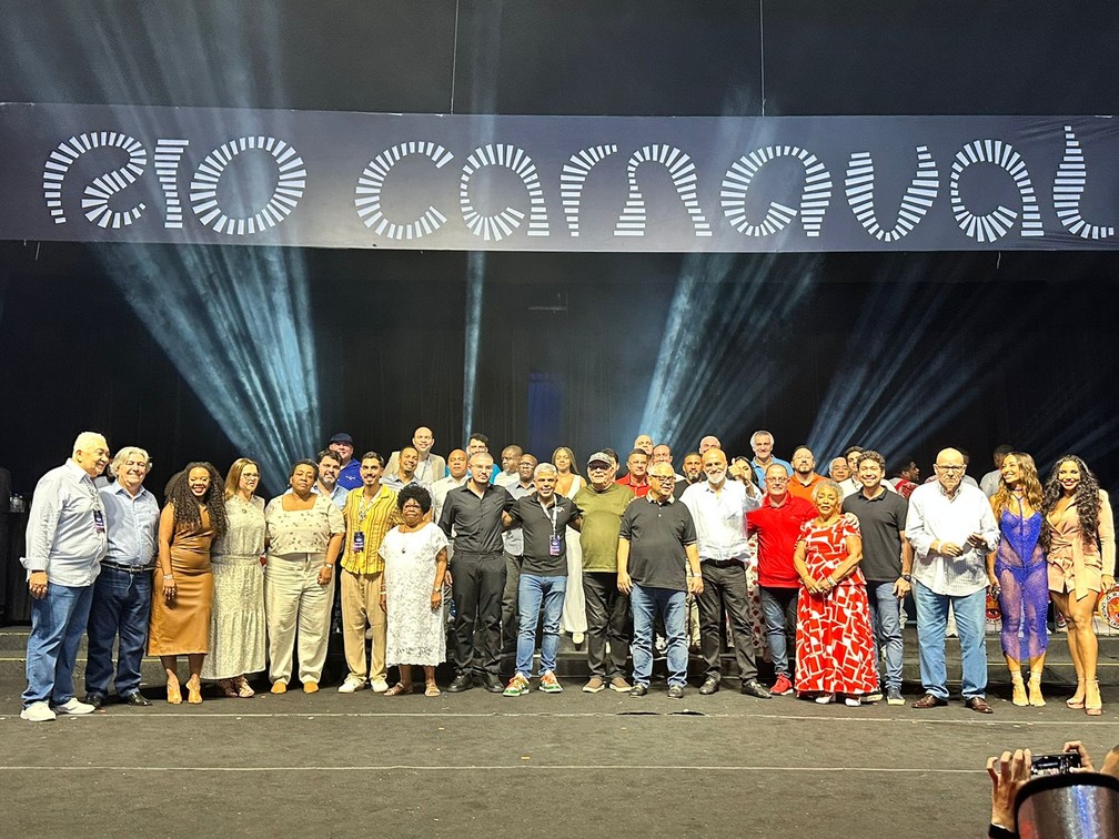 Representantes das escolas e da liga na Cidade do Samba — Foto: Lucas Soares/TV Globo