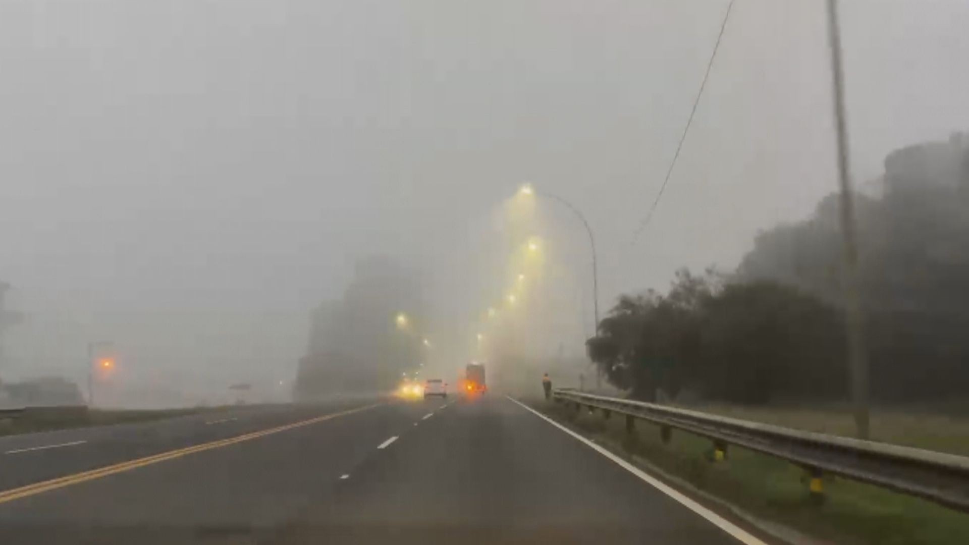Forte neblina: motoristas enfrentam baixa visibilidade em rodovias do RS