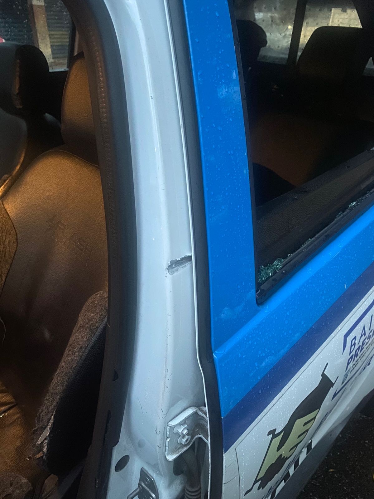 Viatura da Polícia Militar é baleada durante confronto em Volta Redonda