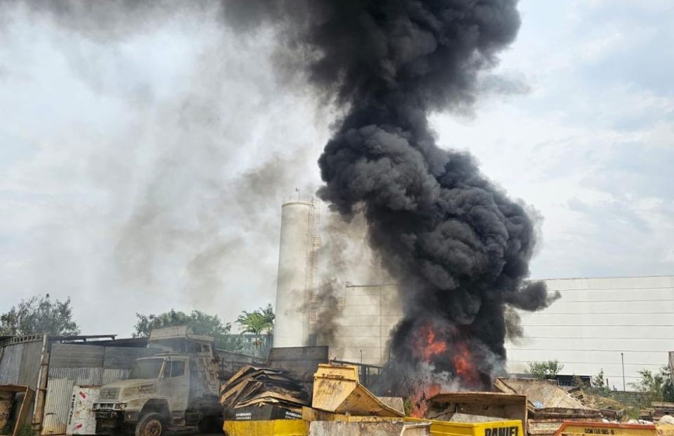 VÍDEO: incêndio atinge depósito de materiais recicláveis em Indaiatuba