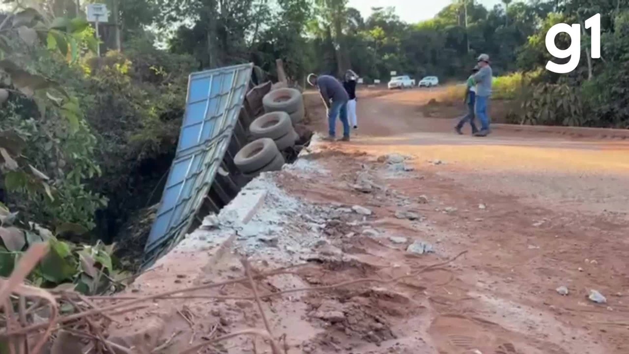 Motorista morre após caminhão tombar de ponte em MT; vídeo