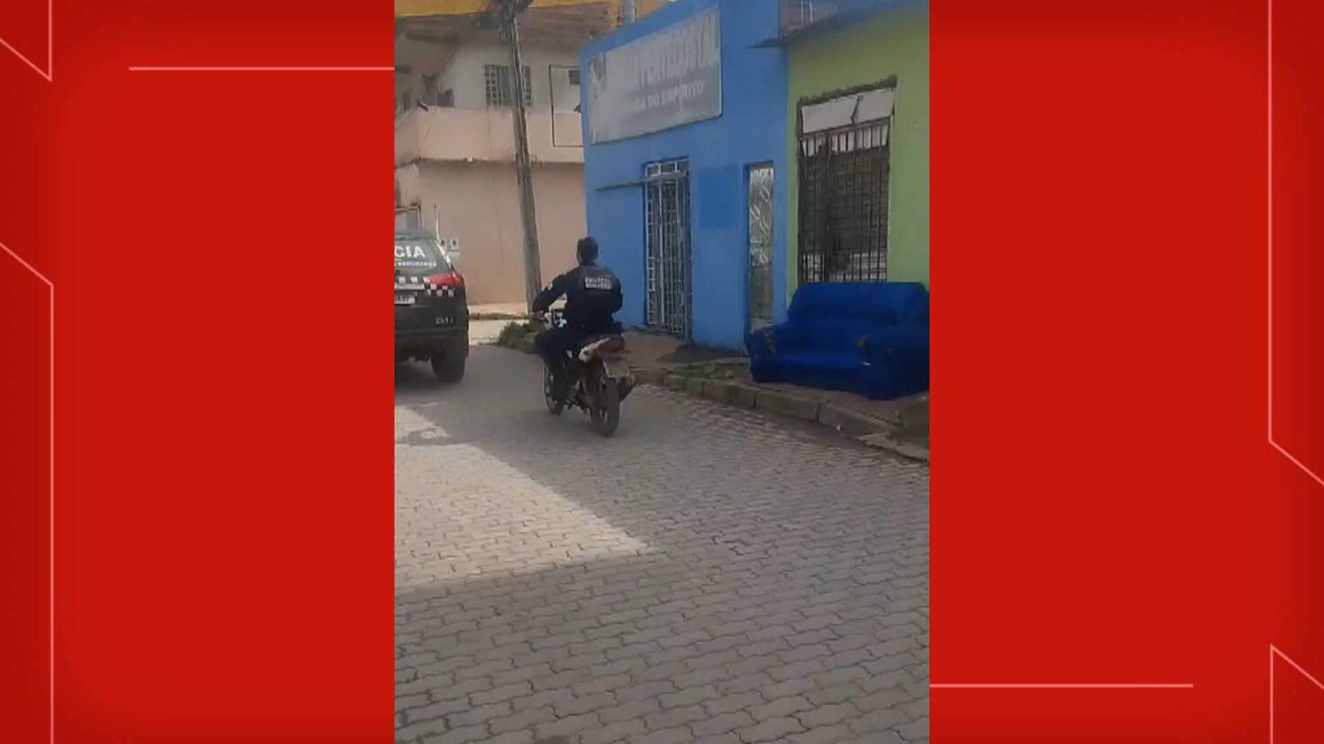 VÍDEO: Policial militar dá tapa no rosto de motociclista durante abordagem