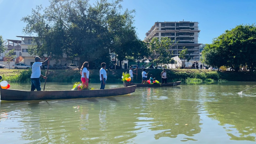 Fiéis em procissão pelo rio Muriaé nesta quinta (29) — Foto: Colônia de Pescadores Z-20