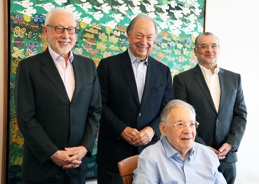 O ex-presidente Fernando Henrique Cardoso recebe os economistas Pérsio Arida, Pedro Malan e Gustavo Franco, que trabalharam no Planp Real — Foto: Fundação FHC