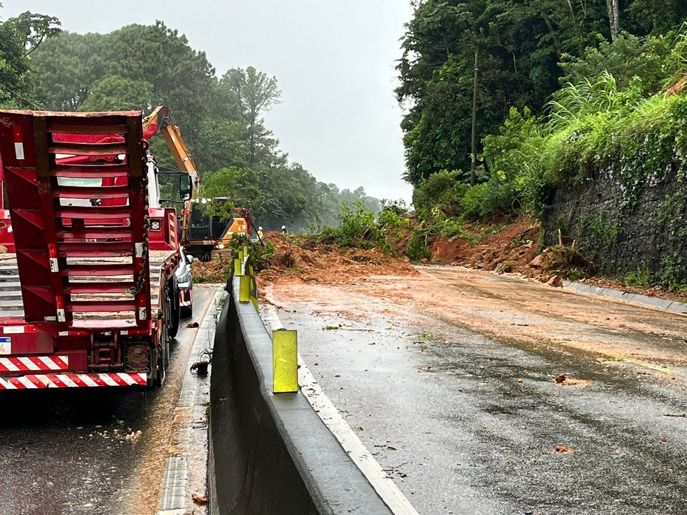 Bloqueio em rodovia de SC após queda de barreira e afundamento de pista segue sem previsão de liberação — Foto: Juan Todescatt/NSC TV