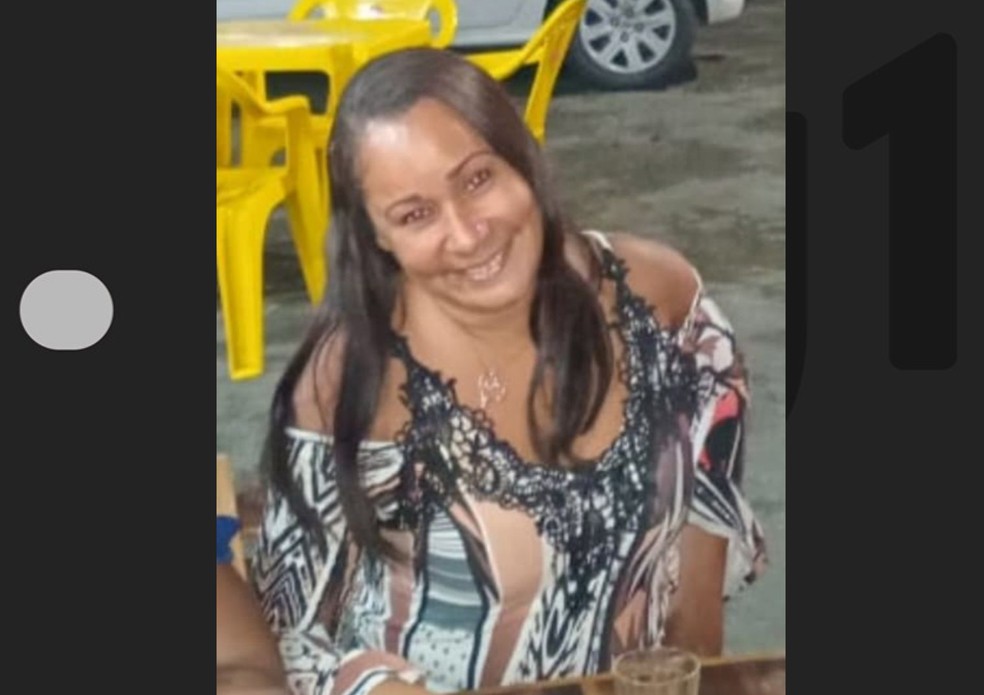 Naiane Santos da Silva, de 40 anos, foi morta a tiros dentro de um bar no bairro Jardim das Margaridas, em Salvador — Foto: Reprodução/Redes Sociais