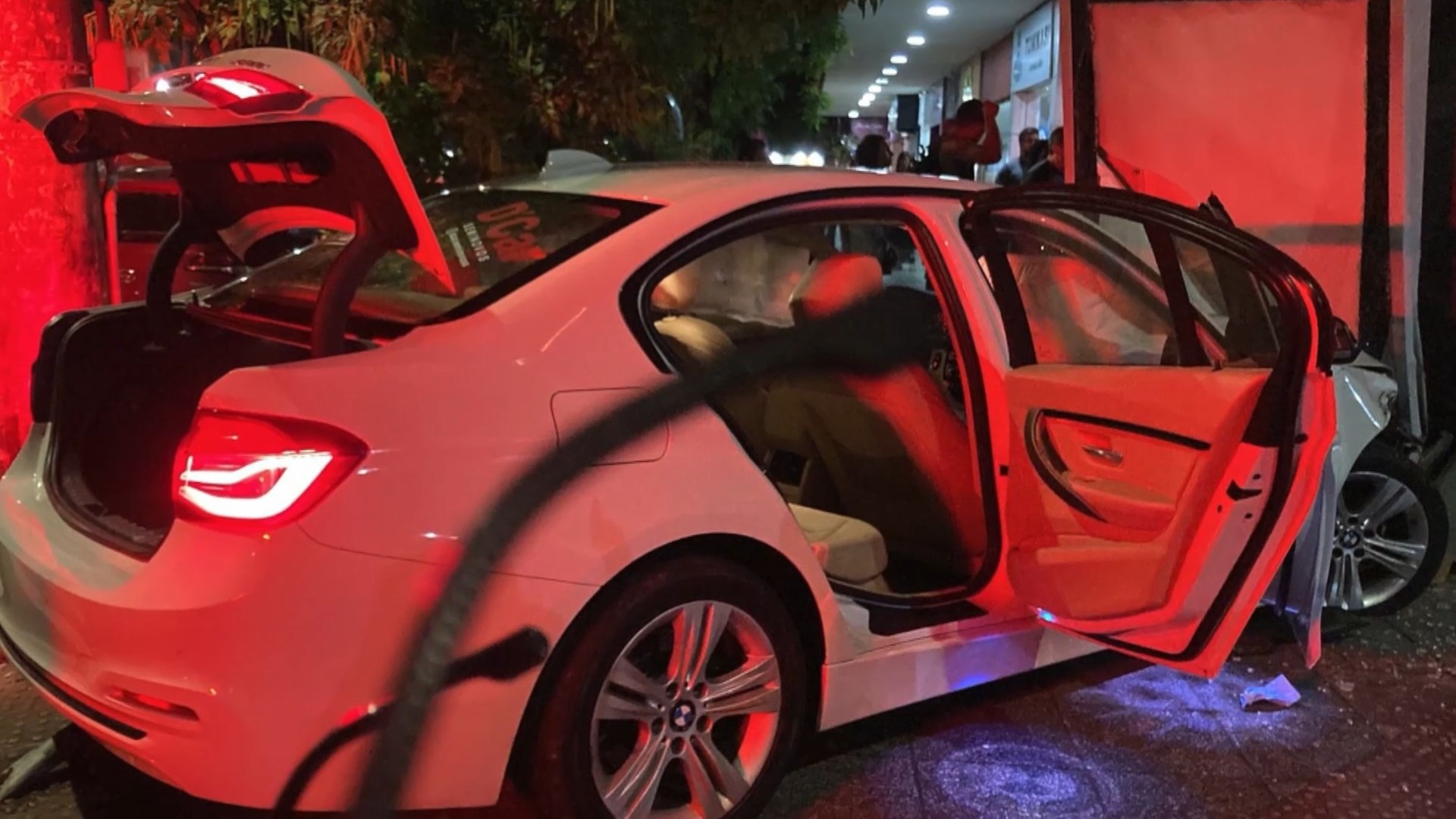 Motorista de carro de luxo com CNH vencida bate em cinco veículos e atinge banca de revistas no ES