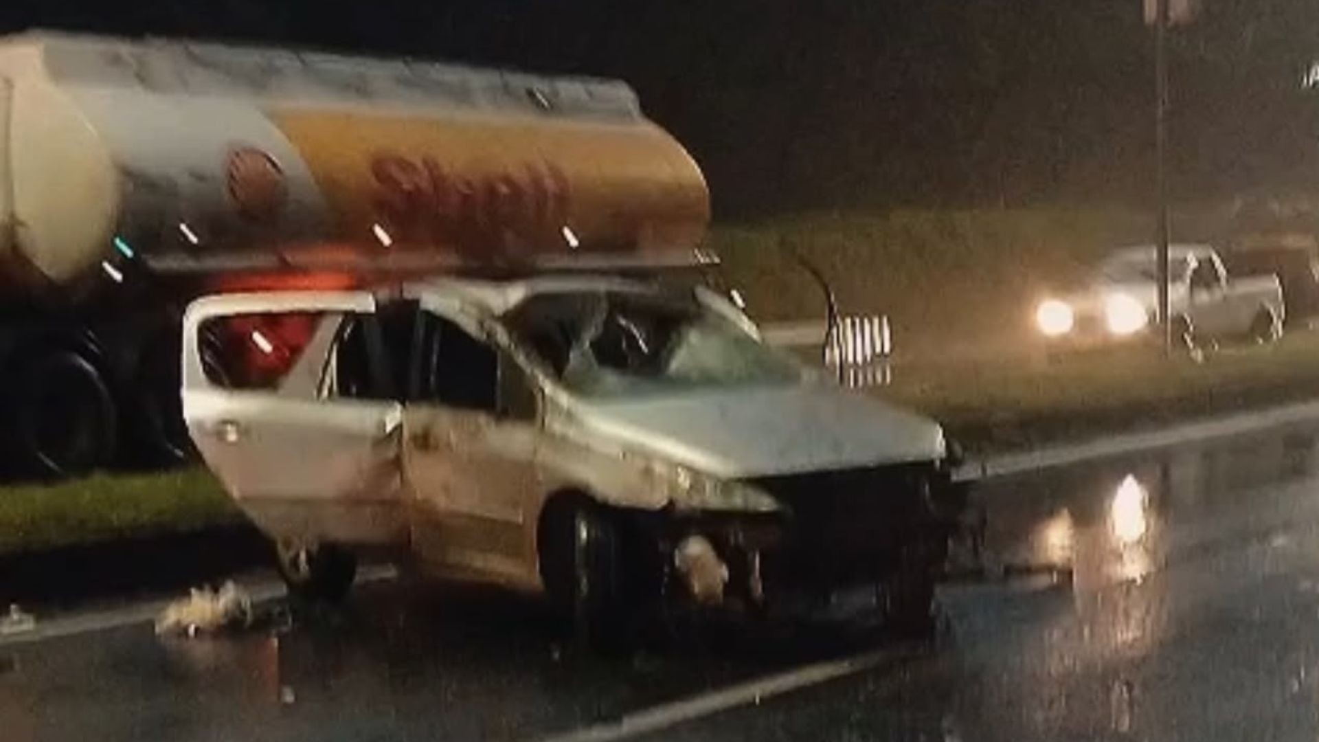 Cinco pessoas ficam feridas após carro capotar na Rodovia do Contorno, em Cariacica